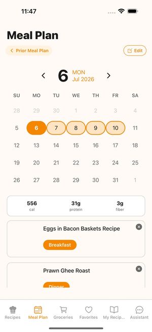 FoodyFoo Meal Plan screen: a calendar with Monday to Friday selected, daily calorie, protein and fiber totals (a Pro feature), and recipes scheduled for breakfast and dinner